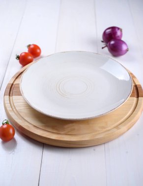 Boş beyaz plaka üzerinde bir yuvarlak ahşap tahta