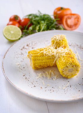 Izgara mısır ezmesi beyaz bir plaka üzerinde