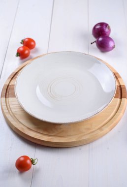 Boş beyaz plaka üzerinde bir yuvarlak ahşap tahta