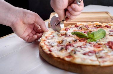 Mantar ve sosis kesme pizza adamdır 