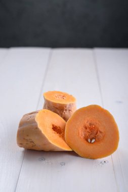 Beyaz masa üzerinde kabak parçaları