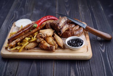 Sosis ve kişiler bir ahşap tahta üzerine tavuk ızgara