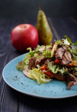 Dana madalyon salatası elma, armut ve peynir ile