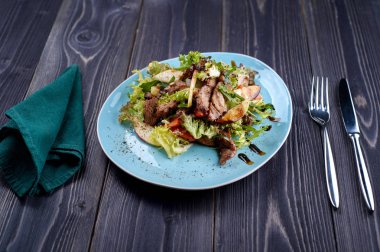 Dana madalyon salatası elma, armut ve peynir ile