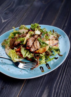 Dana madalyon salatası elma, armut ve peynir ile