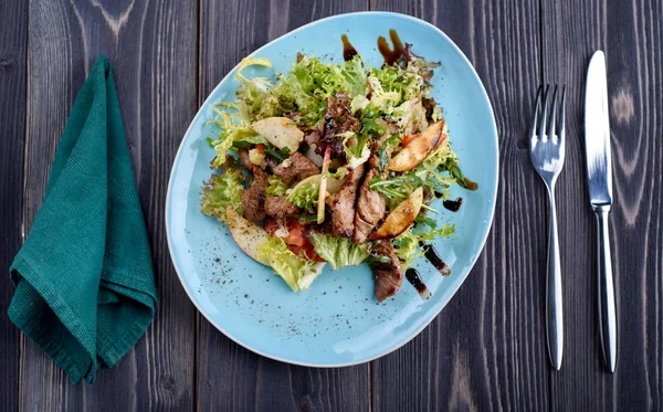 Salada de medalhões de vitela com maçã, pêra e queijo — Fotografia de Stock