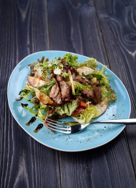 Salada de medalhões de vitela com maçã, pêra e queijo — Fotografia de Stock