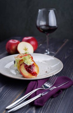Vişne sos ve elma ve bir kadeh şarap ile karaciğer kaz
