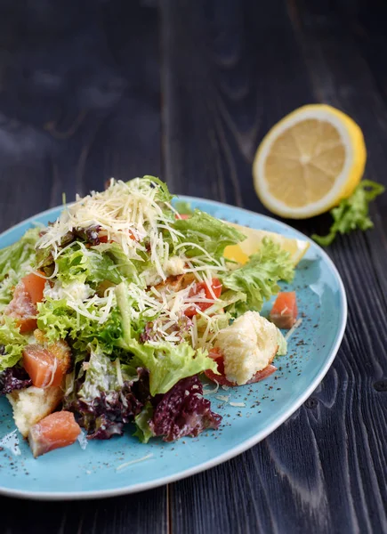 Salada Caesar com salmão — Fotografia de Stock