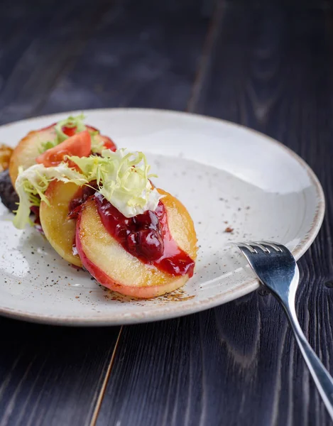 Gåslever med körsbär och äpplen — Stockfoto