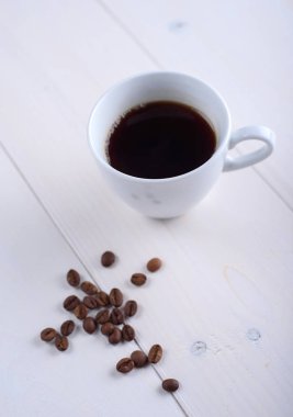 Beyaz bir arka plan üzerinde beyaz bir fincan kahve