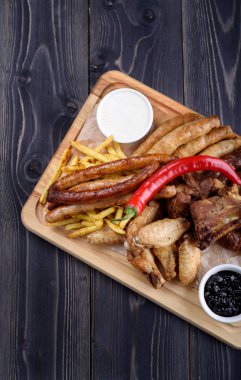 Sosis ve kişiler bir ahşap tahta üzerine tavuk ızgara