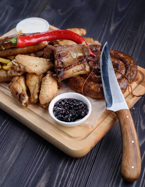 Salsichas Grelhadas Frango Com Batatas Fritas Uma Tábua Madeira — Fotografia de Stock