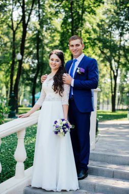 Gelin ve damat merdivenlerde dur. Gelin damat kucaklayan