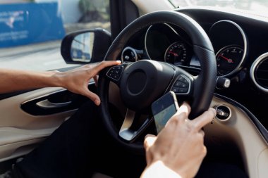 Araba direksiyon sürücü üzerinde eller. Adamın Close-up holding direksiyon eller