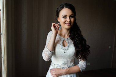 Bir gelinlik gelin bir küpe koyar