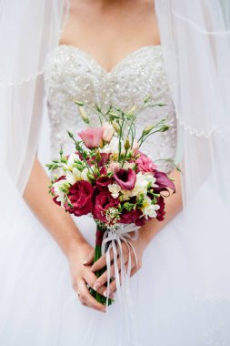 Gelinin elinde düğün buketi 