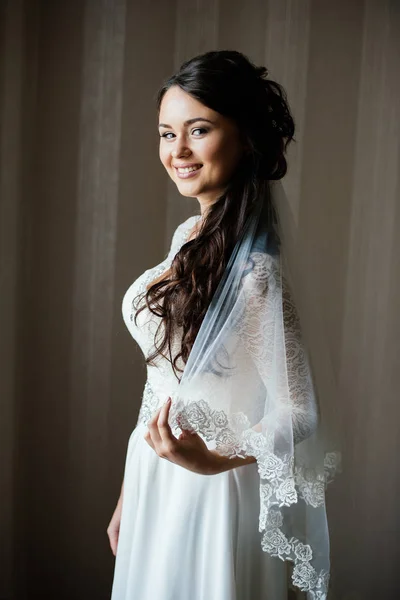 Belle Jeune Mariée Souriante Robe Blanche Attendant Marié Intérieur Élégante — Photo