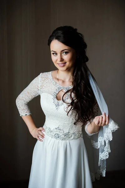 Mooie Jonge Lachende Bruid Witte Jurk Wachten Voor Bruidegom Binnenshuis — Stockfoto
