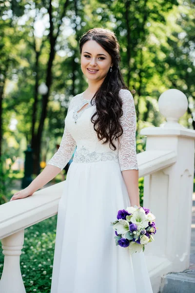 Bella Giovane Sposa Bruna Sorridente Abito Sposa Con Mazzo Fiori — Foto Stock