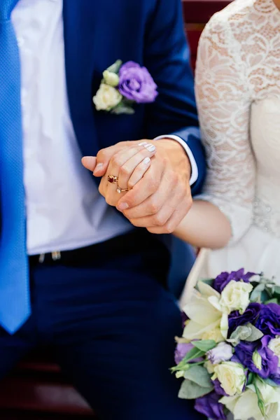 Νύφη Και Γαμπρός Κάθεται Ένα Παγκάκι Και Κρατώντας Χέρια — Φωτογραφία Αρχείου
