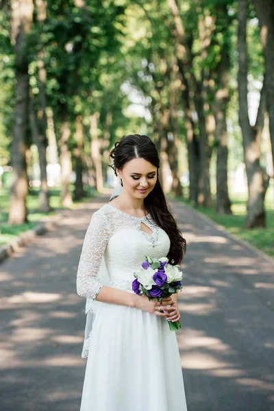 Mooie Jonge Lachende Brunette Bruid Trouwjurk Met Boeket Bloemen Handen — Stockfoto