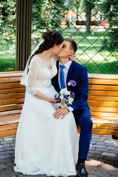 Beautiful Young Bride Groom Sitting Bench Kissing Wedding Couple Hugging — Stock Photo, Image
