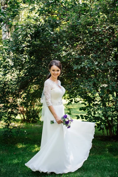 Braut Weißem Kleid Dreht Sich Park Freien Kopiert Raum Kleid — Stockfoto