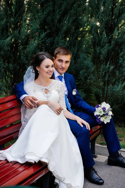 Noiva Feliz Noivo Sentado Banco Abraçando Livre Casamento Casal — Fotografia de Stock
