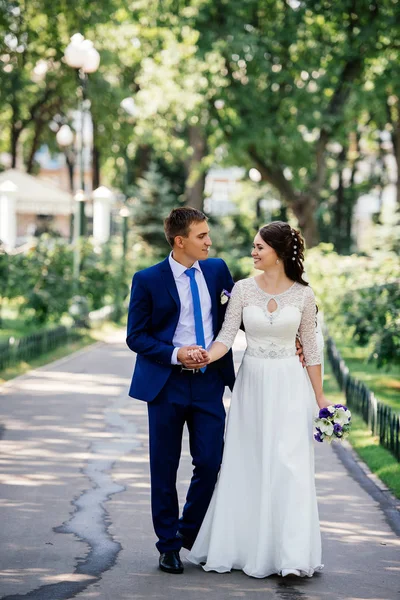 Bela Noiva Sorridente Noivo Mãos Dadas Andando Parque Livre Casamento — Fotografia de Stock