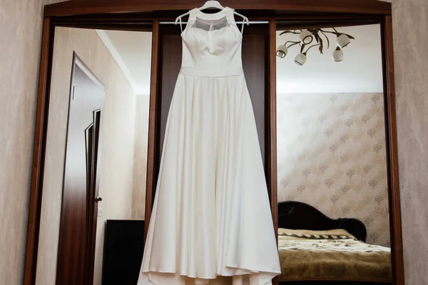 Φόρεμα Της Νύφης Που Κρέμεται Στο Ράφι Στη Ντουλάπα Στο — Φωτογραφία Αρχείου