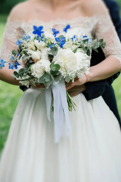 Pünkösdi Rózsa Kék Virágok Növényzet Menyasszony Kezében Esküvői Csokor — Stock Fotó