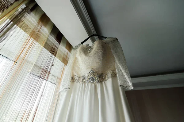 Vestido Noiva Pendurado Rack Perto Janela Sala — Fotografia de Stock