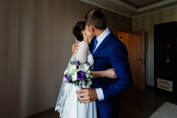 Bride Groom Embrace Kiss Bride Groom Kissing Wedding Couple Love — Stock Photo, Image