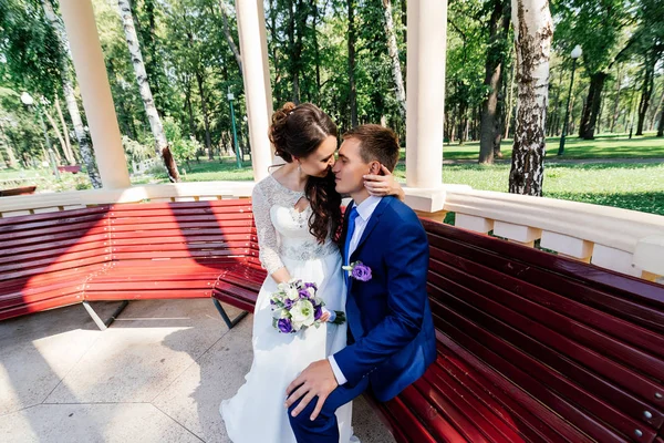 Bride Groom Sit Bench — Stock Photo, Image