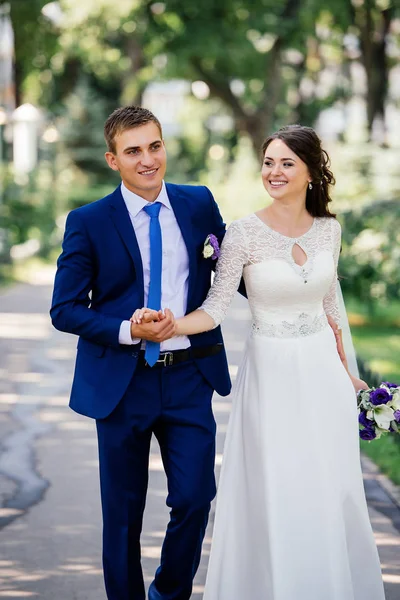 Szép Mosolygó Menyasszony Vőlegény Tovább Tartja Kezében Parkban — Stock Fotó