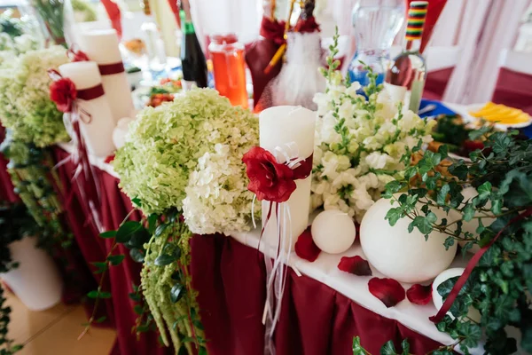 Velas Casamento Brancas Decoradas Com Rosas Vermelhas Fitas Decorações Casamento — Fotografia de Stock