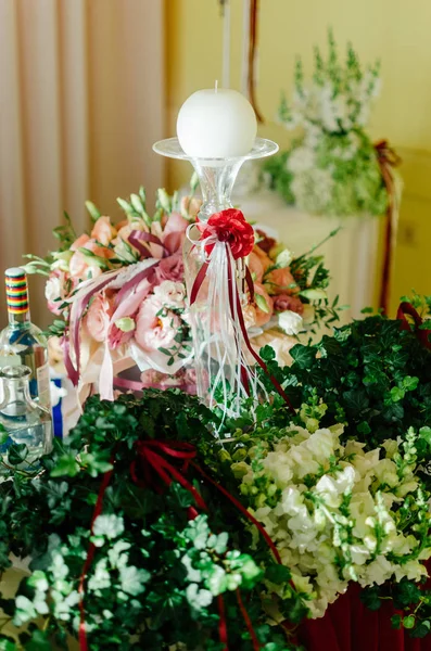 Vela Redonda Branca Suporte Vidro Lado Das Decorações Florais Casamento — Fotografia de Stock