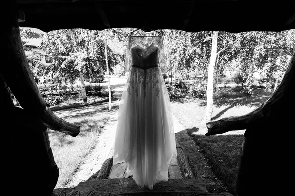 Sziluettjét Gyönyörű Menyasszonyi Ruha Lógott Fából Készült Kerti Pavilon Szabadtéri — Stock Fotó