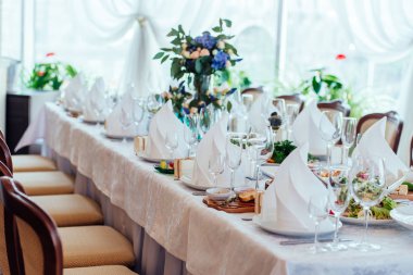 Tablo ayarı. Tablo düğün ziyafet için hizmet, görünümü kapatın. Bir yemek masası üzerinde beyaz boş tabakta beyaz peçete