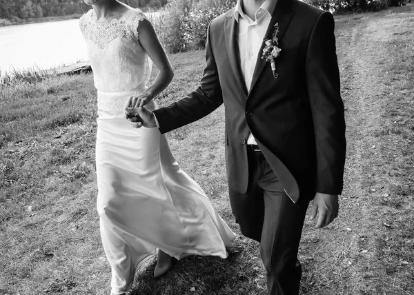 Menyasszony Vőlegény Megy Tartja Kezében Fekete Fehér Fénykép — Stock Fotó