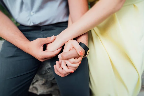 Man Vrouw Zitten Hand Hand — Stockfoto