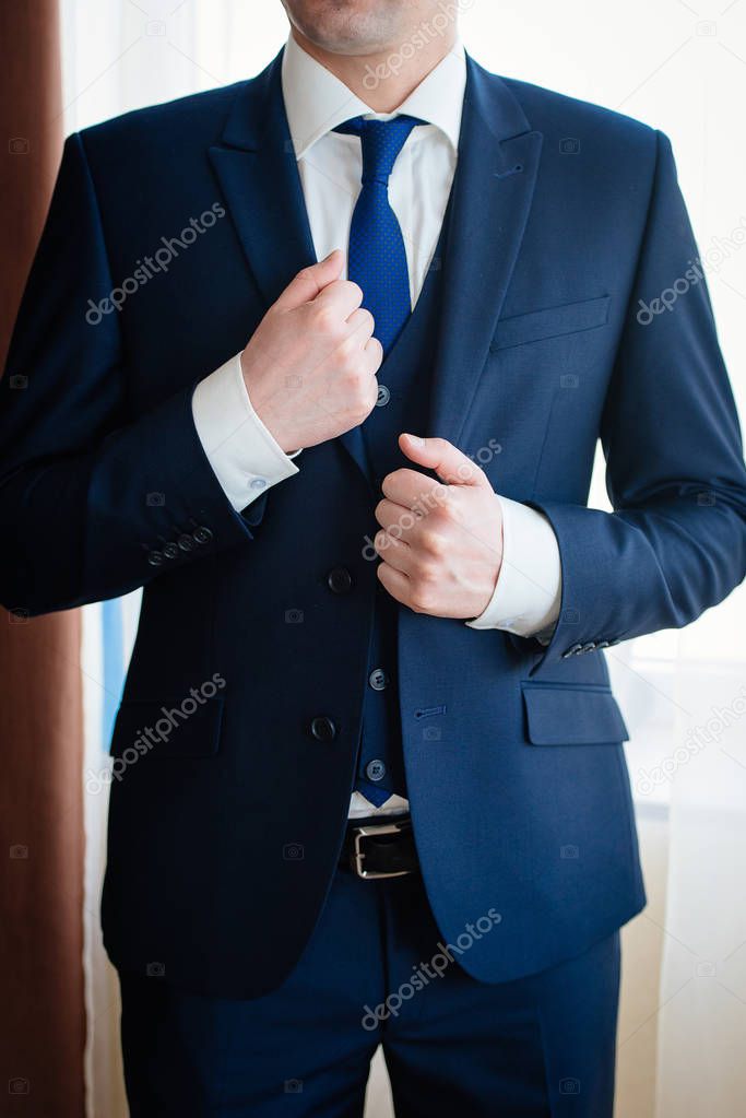 Uomo Camicia Bianca Gilet Cravatta Classico Abito Blu Piedi All'interno -  Foto Stock: Foto, Immagini © d_duda 151550554 | Depositphotos