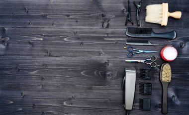 Kuaför araçlar ahşap arka plan üzerinde. Üstten görünüm makas, tarak, fırçaları ve tokalar, boş alan ahşap tablo