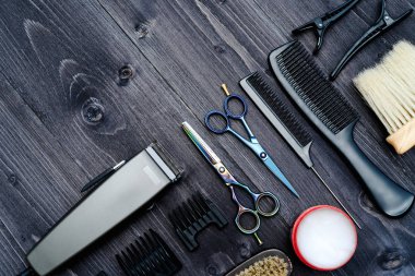 Kuaför araçlar ahşap arka plan üzerinde. Üstten görünüm makas, tarak, fırçaları ve tokalar, boş alan ahşap tablo. Berber, erkeklik kavramı