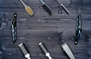 Kuaför araçlar ahşap arka plan üzerinde. Üstten görünüm makas, tarak, fırçaları ve tokalar, boş alan ahşap tablo. Berber, erkeklik kavramı