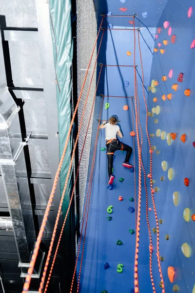 Little Girl Climbing Rock Climbing Wall Indoor Back View Girl — Stock Photo, Image