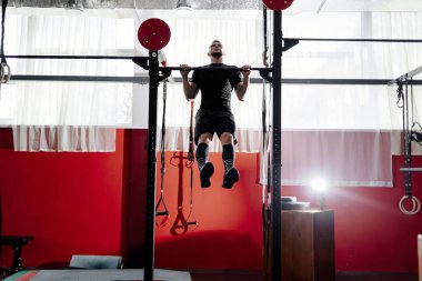 Kas sakallı adam onun pazı eğitim ve spor salonunda geri. Kulaklı. Egzersiz yaşam tarzı kavramı