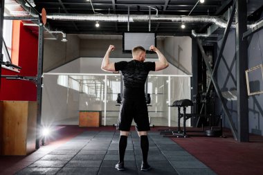 Eğitim, arkadan görünüm önce hazırlanması kasları genç adam. CrossFit egzersiz kas atlet. Egzersiz yaşam tarzı kavramı. Tam vücut uzunluğu portre