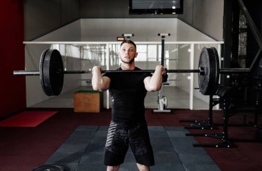 Uygun genç atlet spor salonunda, kopya alanı halter kaldırma. Spor salonu Eğitim 